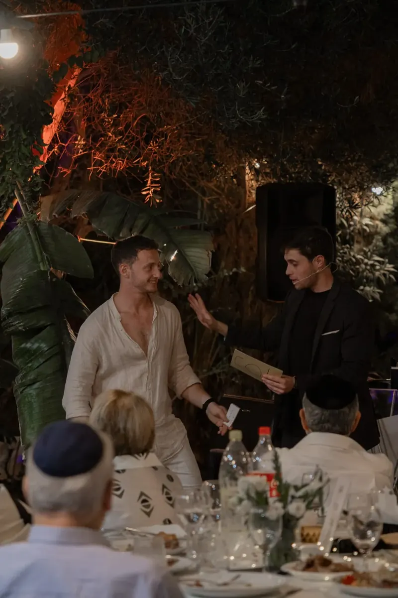 דני בוריסובר עם משתתף בערב בגן אירועים