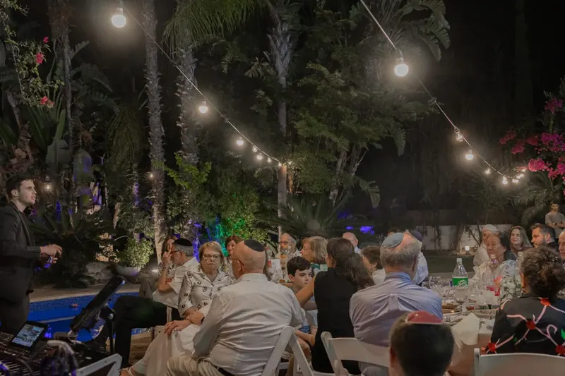 אורחים בגן אירועים מאזינים למופע של דני בוריסובר