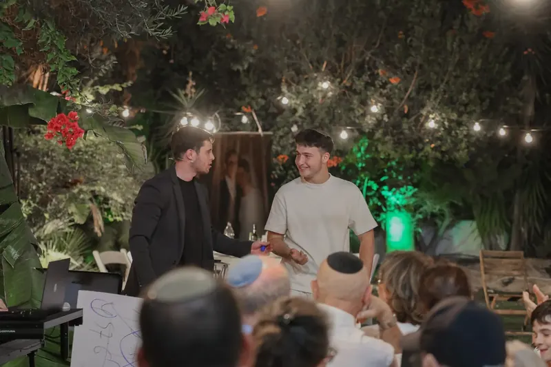 דני בוריסובר עם משתתף מול קהל בגן אירועים