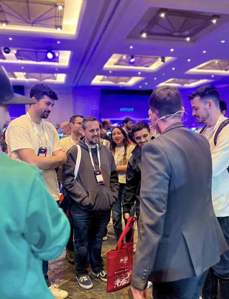 דני בוריסובר מול קבוצת אנשים בדוכן של פייבר בכנס