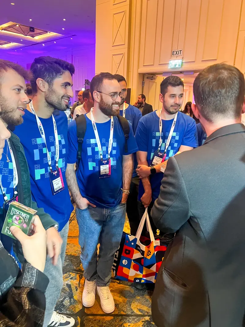 דני בוריסובר עם אנשי צוות של פייבר בכנס DEV AI