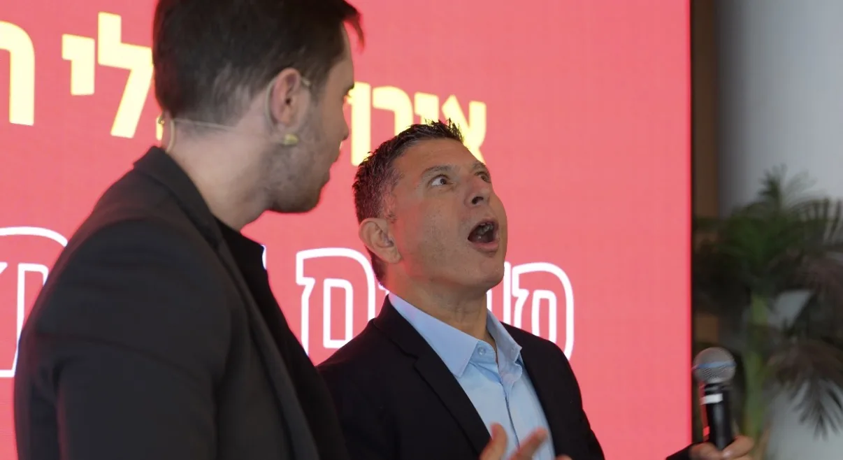 משתתף בהלם מול דני בוריסובר על הבמה בכנס של טוטו